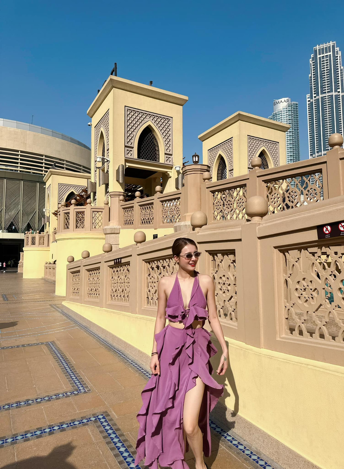 Dù không hoạt động trong giới showbiz, Lê Khánh Chi vẫn nhận được sự săn đón nồng nhiệt từ phía đông đảo khán giả.