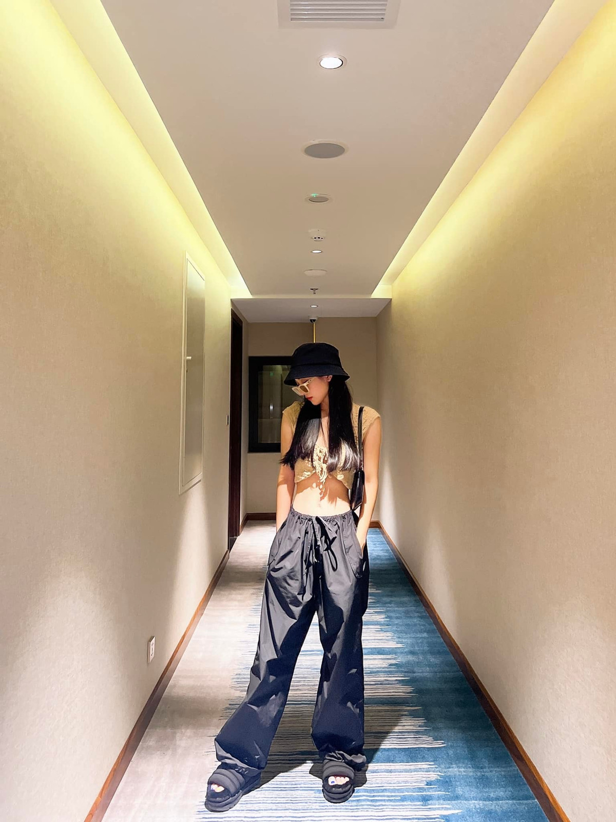 Trong trang phục quyến rũ này, Jun Vũ khoe trọn đường cong chữ S, vòng một nóng bỏng, vòng ba đầy đặn cùng eo thon không chút mỡ thừa.