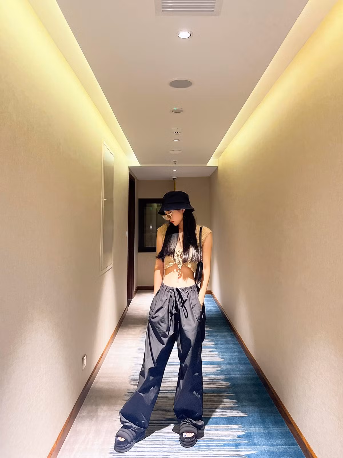 Trong trang phục quyến rũ này, Jun Vũ khoe trọn đường cong chữ S, vòng một nóng bỏng, vòng ba đầy đặn cùng eo thon không chút mỡ thừa.