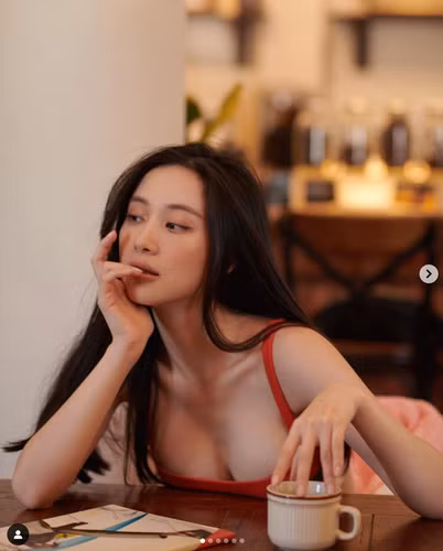 Jun Vũ là một trong những cái tên gây sốt khi không ngại khoe những đường cong tuyệt mỹ trên cơ thể. Ảnh: FBNV