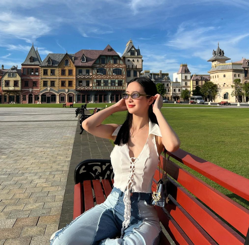 Không chỉ được biết đến là một nghệ sĩ trẻ đa năng, nhiều triển vọng Jun Vũ còn sở hữu một ngoại hình xinh đẹp, gợi cảm.