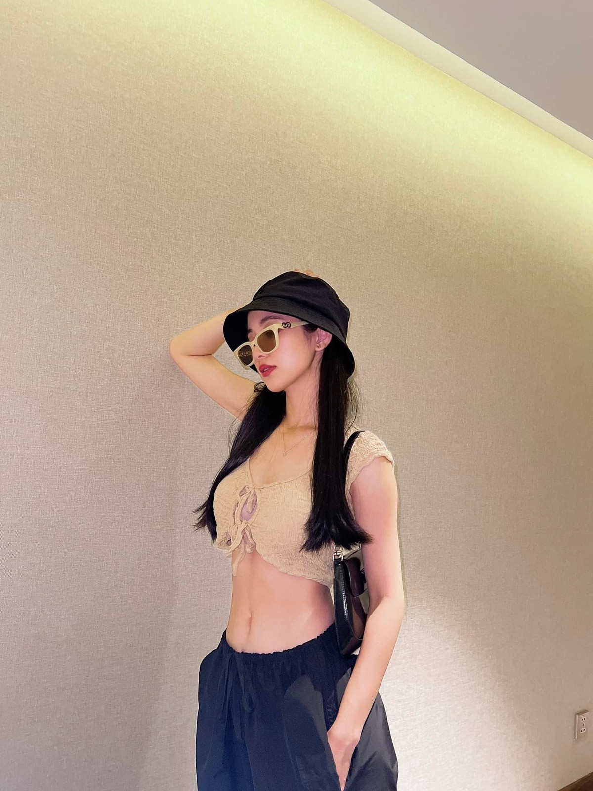 Trong ảnh, hot girl Jun Vũ diện chiếc áo crop-top để khoe triệt để vòng eo con kiến cực gợi cảm.