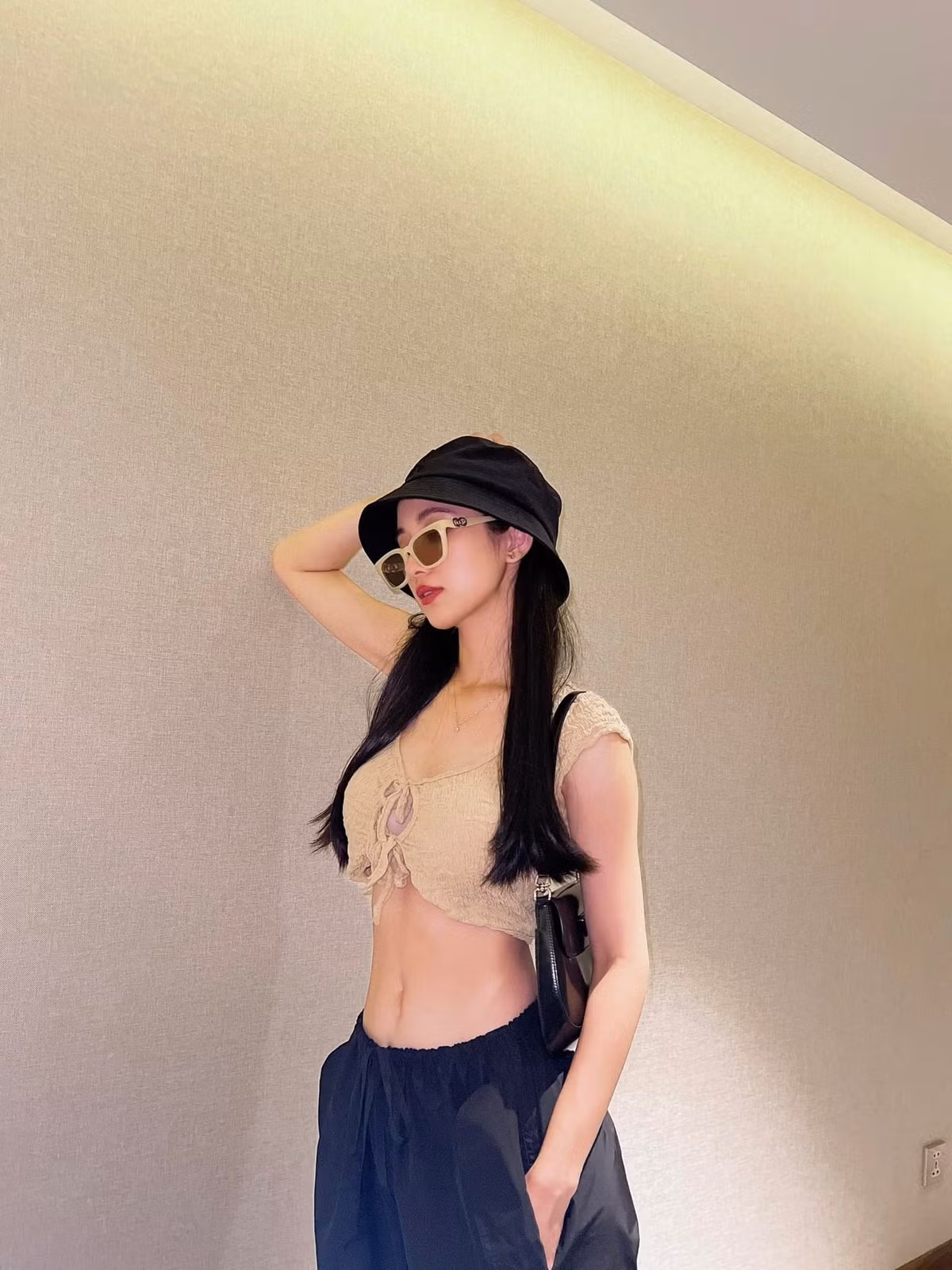 Trong ảnh, hot girl Jun Vũ diện chiếc áo crop-top để khoe triệt để vòng eo con kiến cực gợi cảm.