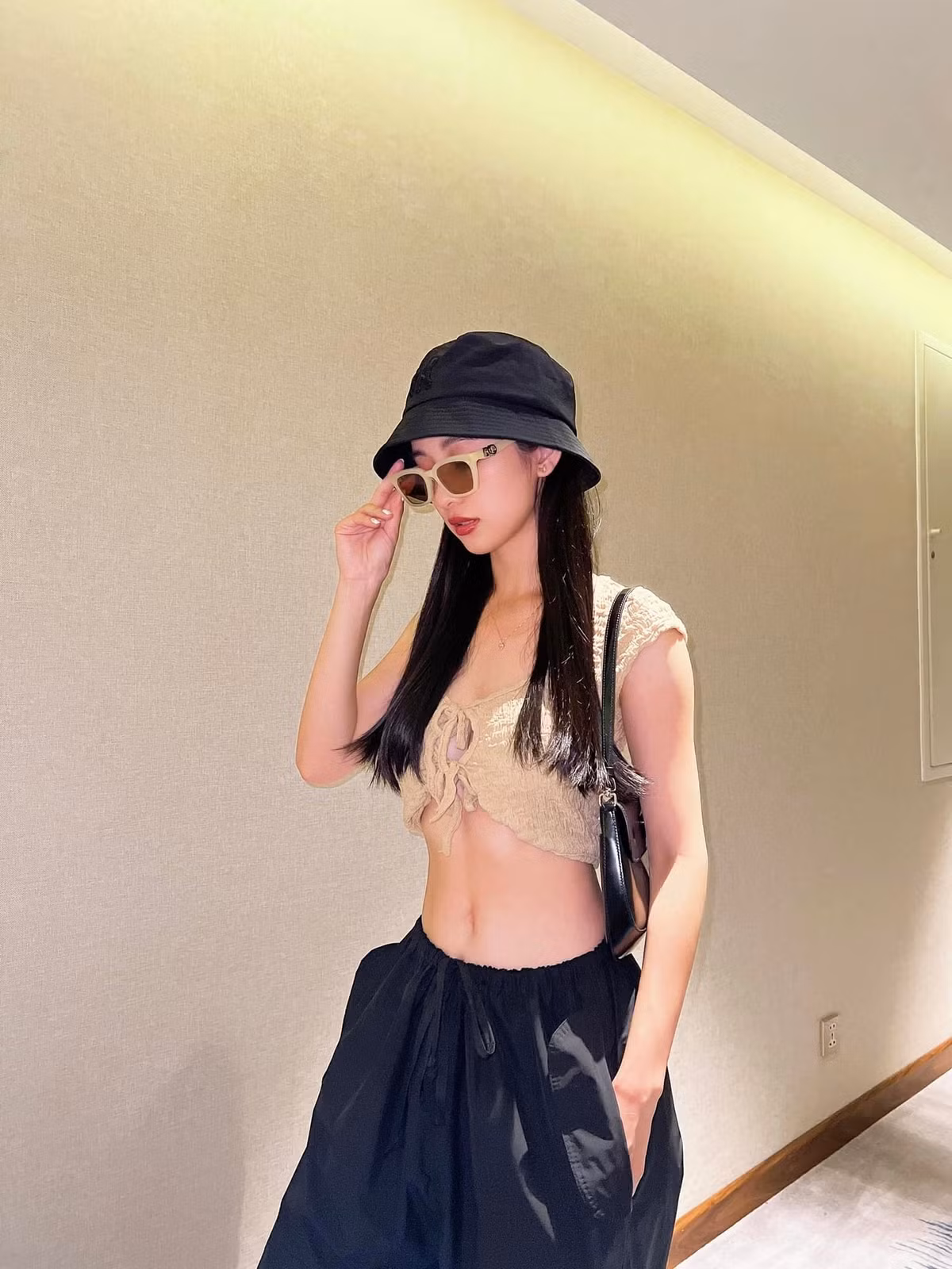 Mới đây, trên Facebook, Jun Vũ tung loạt ảnh chụp khoe vòng eo vô cùng săn chắc. Bên cạnh đó, hot girl Việt kiều này chia sẻ: "Những thứ đẹp đẽ thường khiến người ta sợ. Sợ sau này đánh mất, lại khó quên đi".