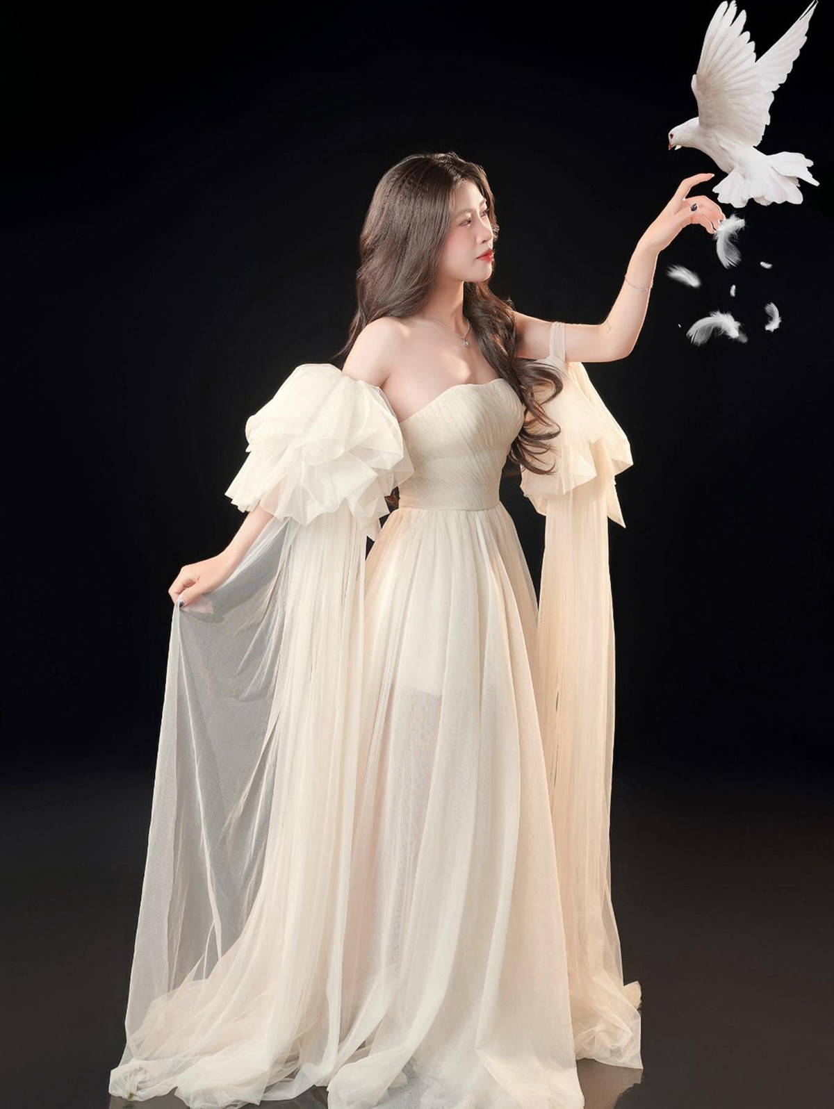 Không còn là một "Cơn lốc đường biên" trên sân, ở ngoài đời, Thanh Nhã gây chú ý bởi vẻ đẹp, sự trẻ trung và cá tính.