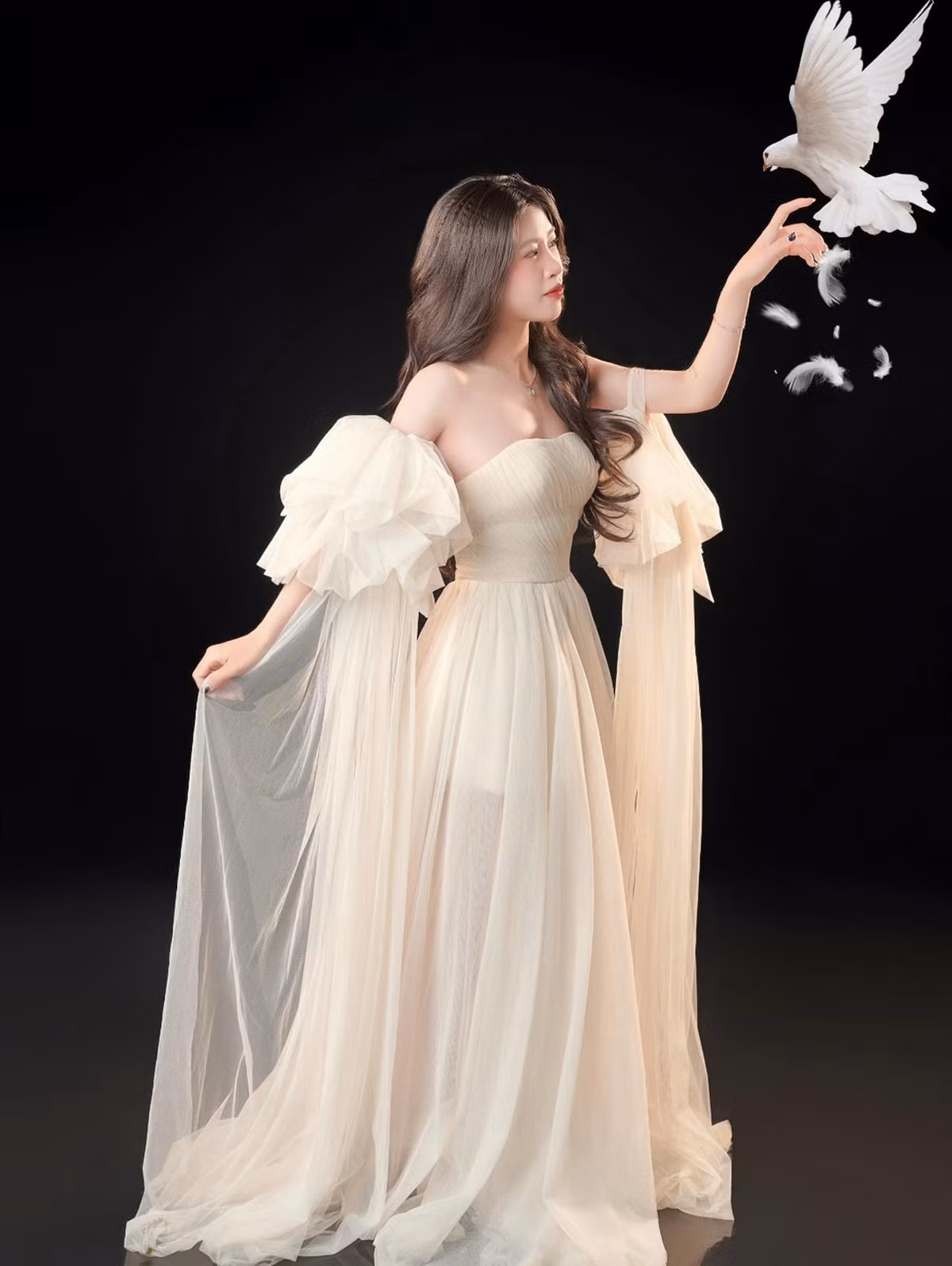 Không còn là một "Cơn lốc đường biên" trên sân, ở ngoài đời, Thanh Nhã gây chú ý bởi vẻ đẹp, sự trẻ trung và cá tính.