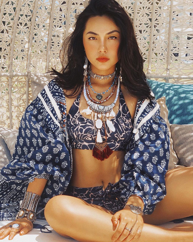 "Chị Trúc kết hợp với anh giáo thành chị giáo hiền thục nết na." hay "Nhìn chị với anh Đạt càng ngày càng giống nhau!" là những bình luận dân tình để lại dưới bức ảnh của Hà Trúc.