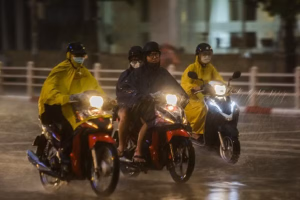 Ap thap nhiet doi tien gan Quang Ninh, gay mua khap Bac Bo