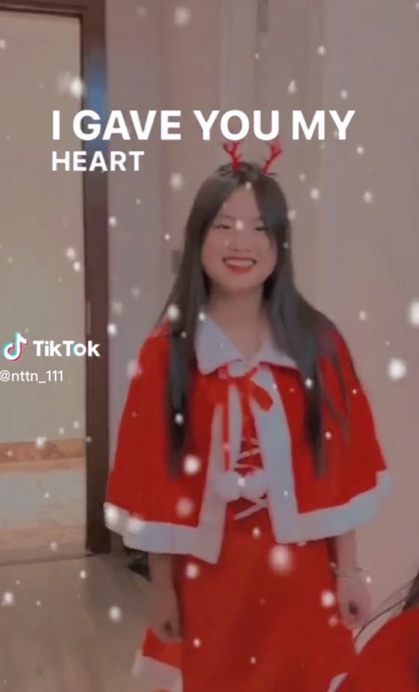 Dua cũng thoải mái tươi cười, chơi đùa với các em nhỏ, dường như không mấy bận tâm đến những ồn ào vừa qua.