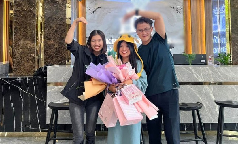 Kể cả khi xuất hiện trong livestream của đồng nghiệp cũ hay đi dự tiệc sinh nhật Dua cũng phải đeo mặt nạ, không nói chuyện, giao lưu với người xem.