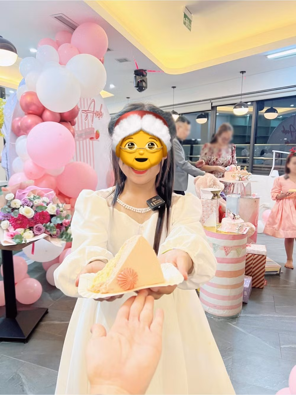 Hầu hết mọi người đều cảm thấy vui mừng cho Dua. Dù không làm mẫu ảnh độc quyền nữa, thế nhưng cô bé vẫn được hỗ trợ chỗ ăn, nơi ở, chi phí học tập.