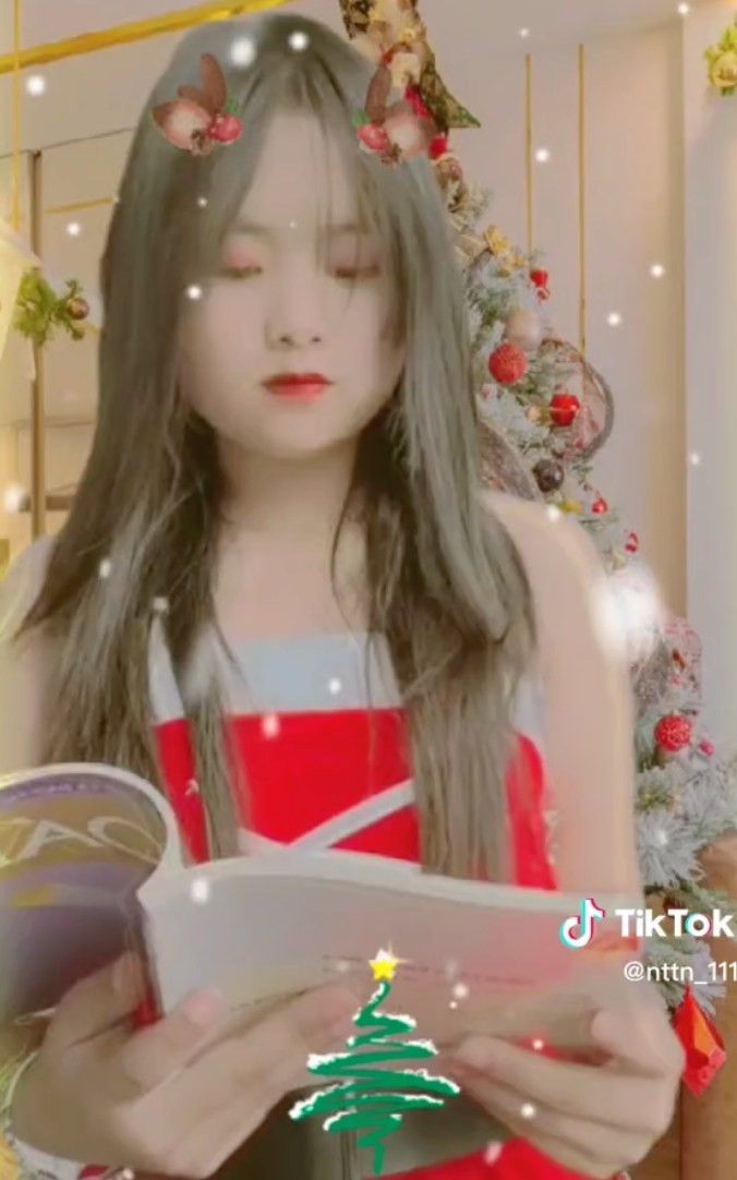 Ở clip mới nhất, cô bé dân tộc cũng không xuất hiện chung với những người hỗ trợ mình, tự tin nhảy nhót, khoe clip biến hoá.