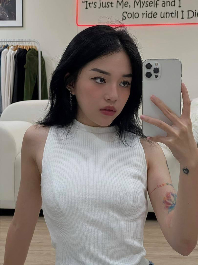 Tuy nhiên, Linh Ngọc Đàm không chia sẻ cụ thể lý do mình bị khóa Facebook là gì.