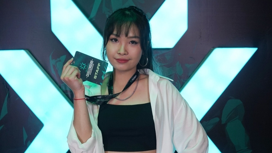 Giữa lúc nhiều người kỳ vọng Đặng Tiểu Bình tiếp tục mang về những tấm huy chương tiếp theo cho Wushu Việt Nam thì cô gái xinh đẹp bất ngờ tuyên bố tạm thời rửa tay gác kiếm (theo đúng nghĩa đen).