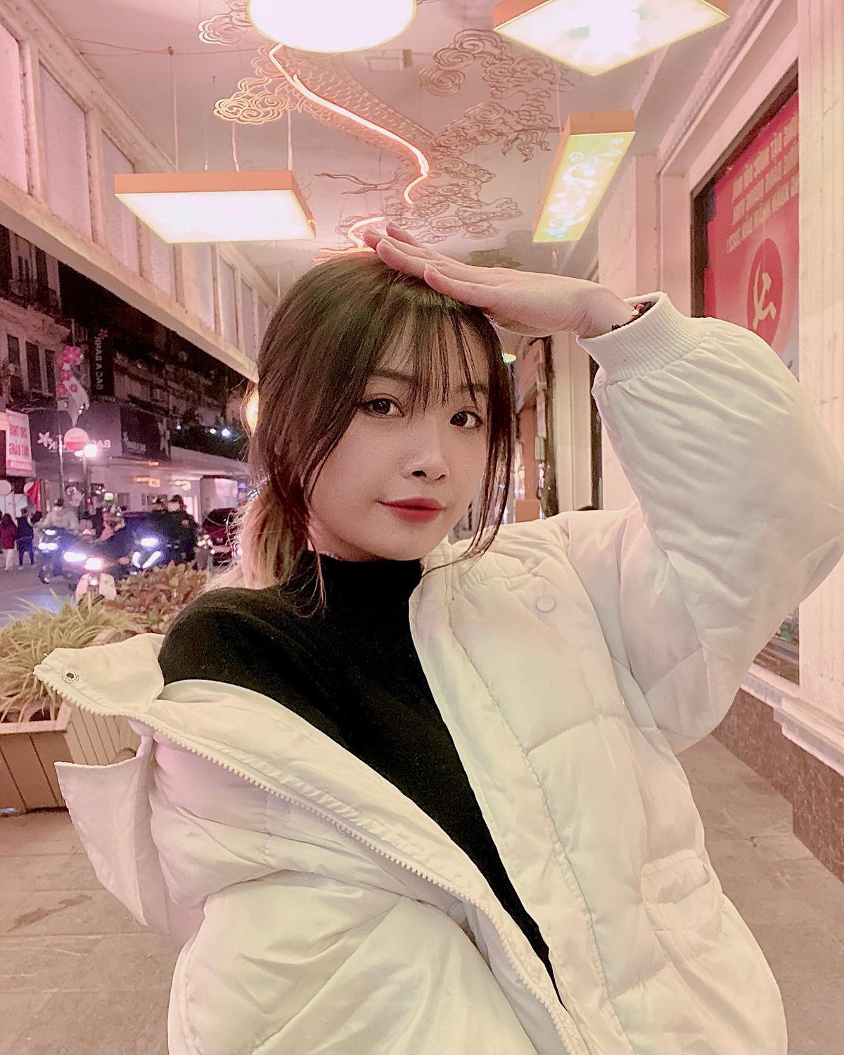 Sự xinh đẹp và cá tính của MC Đặng Tiểu Bình đã ăn điểm tuyệt đối trong lòng các fan hâm mộ Valorant. Hình ảnh cô đấm vỡ một tấm bảng sau cánh gà cũng được CDM truyền tay nhau rần rần. Đây chắc chắn là nữ MC “văn võ song toàn” nhất mà eSports Việt Nam từng sản sinh ra được.