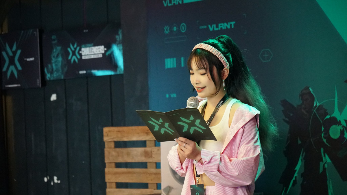 Đặng Tiểu Bình chuyển sang làm MC cho giải đấu VCT 2022 Challengers Vietnam Stage 2 chỉ 3 ngày sau khi SEA Games 31 kết thúc.