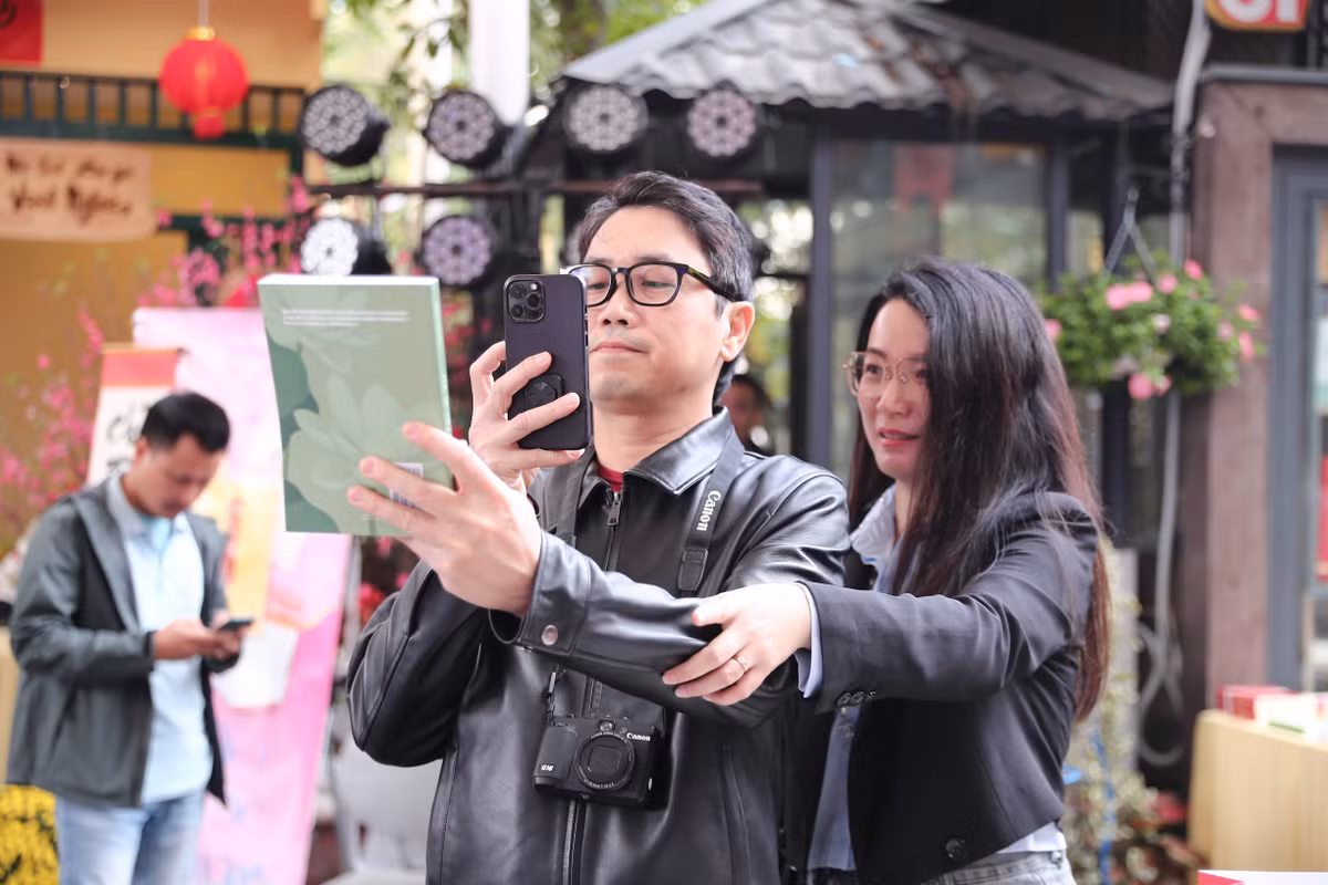 Theo ông Hoàn, năm nay, phố sách xuân với chủ đề "Tri thức trao tay - Xuân vạn điều may" là sự kiện khởi đầu các hoạt động phát triển văn hóa đọc của Hà Nội năm 2024. Nhằm tạo sự khác biệt và trải nghiệm mới, ban tổ chức mang đến các hoạt động đa dạng.