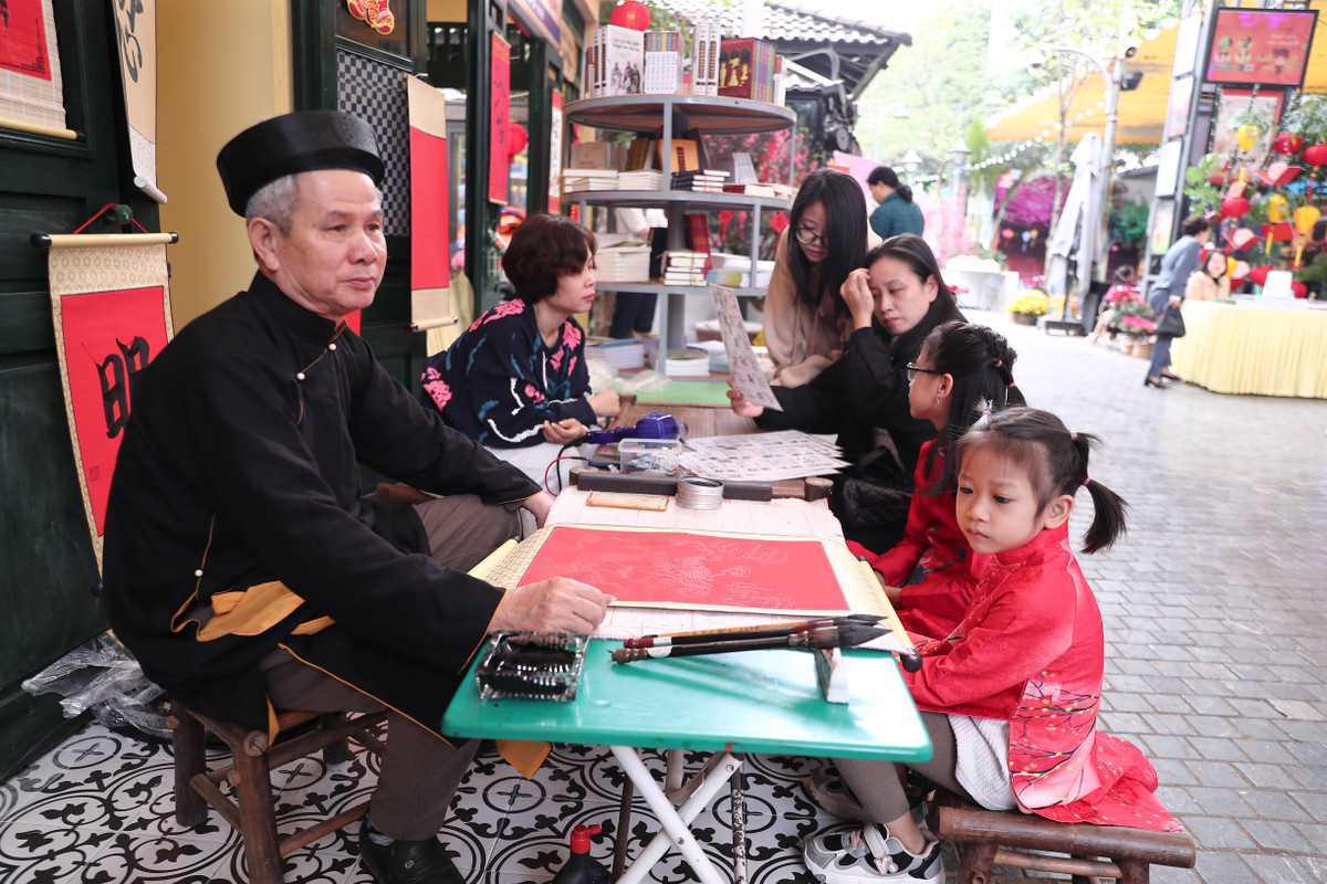 Ban tổ chức và các đơn vị xuất bản, độc giả cùng tham gia sự kiện, góp phần thúc đẩy văn hóa đọc, xây dựng phong trào đọc sách, nâng cao tri thức cộng đồng.