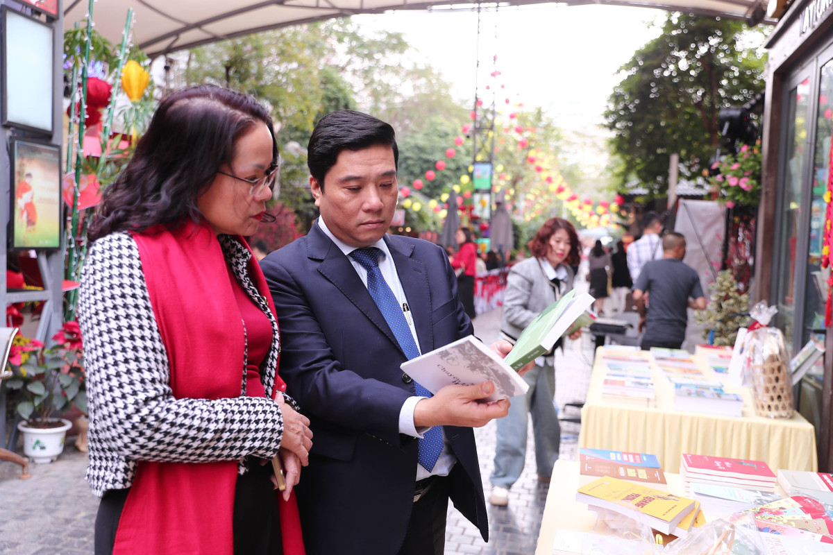 Dù đã là ngày cuối của hội sách xuân, phố sách Hà Nội vẫn thu hút người dân.