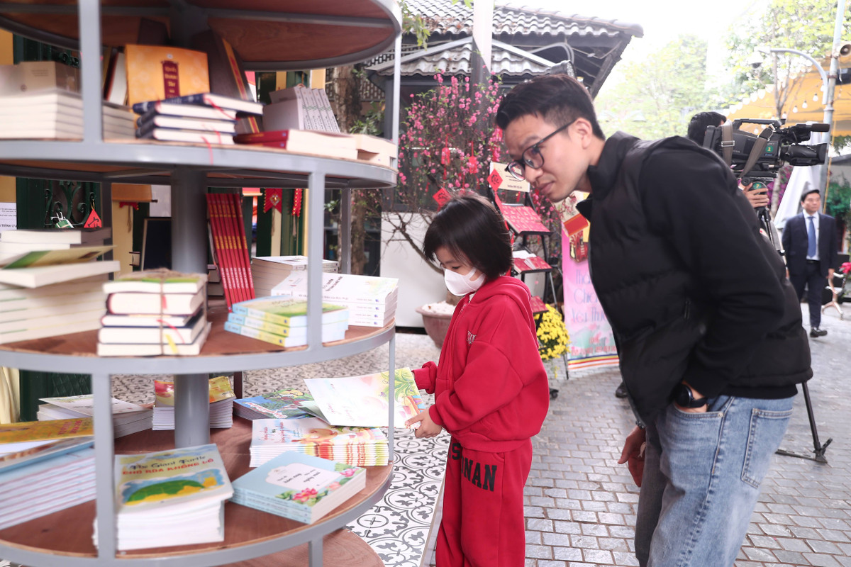 Các đầu sách từ thiếu nhi, văn học... được bày tại phố sách Hà Nội năm 2024.