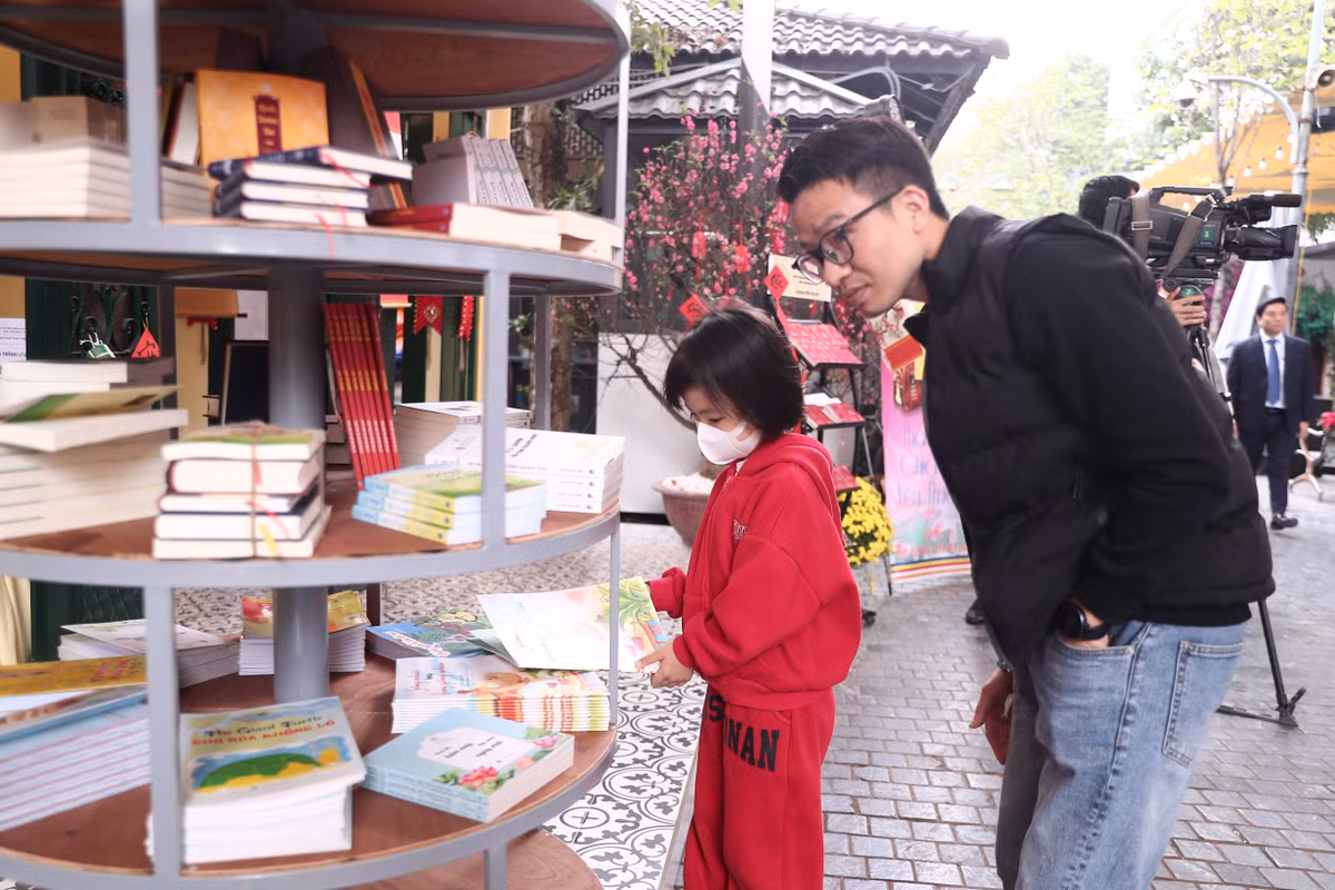 Các đầu sách từ thiếu nhi, văn học... được bày tại phố sách Hà Nội năm 2024.