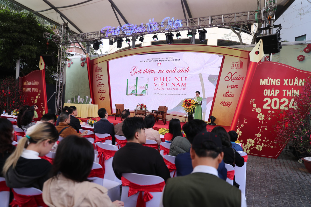 Ngày mùng 5 Tết Giáp Thìn tại phố sách Hà Nội, đông đảo người yêu văn hóa đọc Thủ đô đã có mặt để tìm những cuốn sách mới ra.