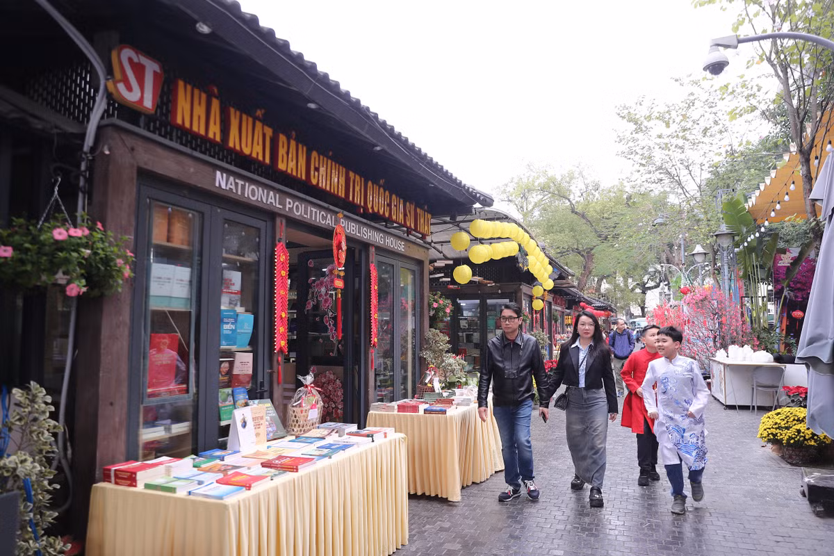 Tham gia gian trưng bày tại phố sách và tổ chức nhiều hoạt động tại đây, bà Nguyễn Kim Thoa, người sáng lập hệ thống Nhà sách Tân Việt, chia sẻ, phố sách được tổ chức chuyên nghiệp, ấn tượng và hấp dẫn.