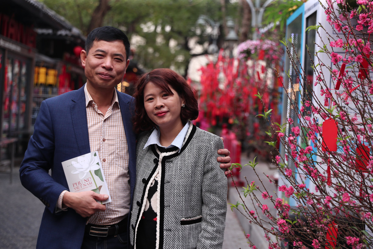 Ngoài việc tìm những cuốn sách mới, đến với phố sách xuân 2024 năm nay, nhiều đọc giả check-in với khung cảnh ngập phong vị Tết.