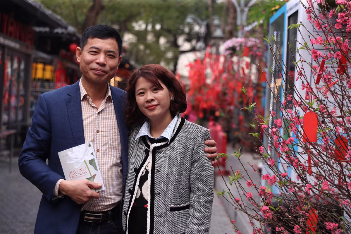 Ngoài việc tìm những cuốn sách mới, đến với phố sách xuân 2024 năm nay, nhiều đọc giả check-in với khung cảnh ngập phong vị Tết.