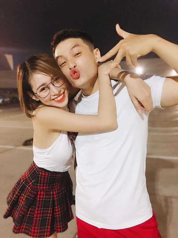 Trước đó, vào tháng 6/2022, sau hơn nửa năm chia tay, kết thúc mối tình 3 năm, Chí Thành bất ngờ đăng tải dòng trạng thái "Đi một vòng rồi lại tìm thấy nhau" khiến dân mạng đều tin rằng anh và Việt Phương Thoa đã quay lại với nhau.