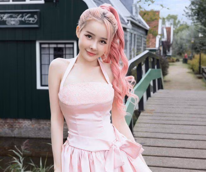 Dưới bài đăng, một cư dân mạng trực tiếp hỏi Ngân 98: "Sửa nữa hả chị". nữ DJ hot girl cũng lên tiếng xác nhận.