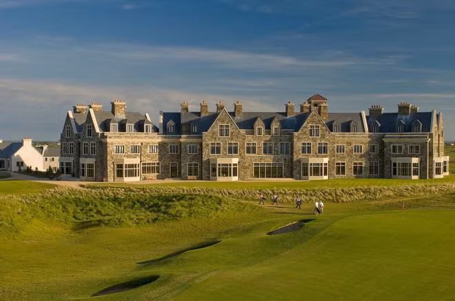 Trump International Golf Links có một sân golf 18 lỗ và một khách sạn 5 sao, nằm ở ngôi làng nhỏ có dân số chỉ 200 người ở Doonbeg, Ireland.