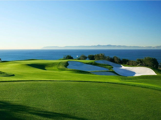 Trump National Golf Club nằm ở Los Angeles, bang California gồm một sân golf 18 lỗ và một tòa nhà rộng hơn 4.100 m2 với sức chứa 300 khách.