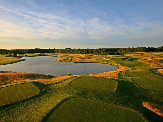 Câu lạc bộ này nằm trên diện tích đất hơn 16 hecta trồng cỏ khô và cây cối. Theo Wall Street Journal, năm 2016, Tổng thống Trump không phải nộp thuế đất cho hai sân golf ở đây.