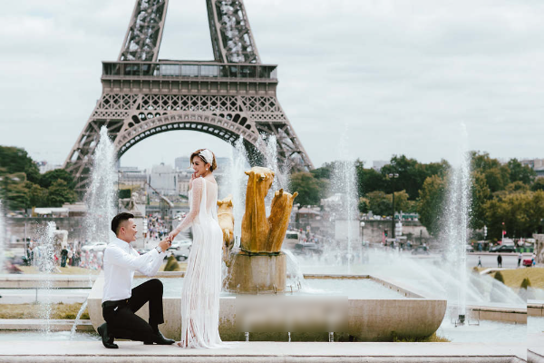 Có thể thấy, bộ ảnh cưới của Trang Nemo được đầu tư vô cung chỉn chu. Bối cảnh được lấy từ những địa điểm nổi tiếng hàng đầu trên thế giới trải dài từ Paris (Pháp) đến Hy Lạp.