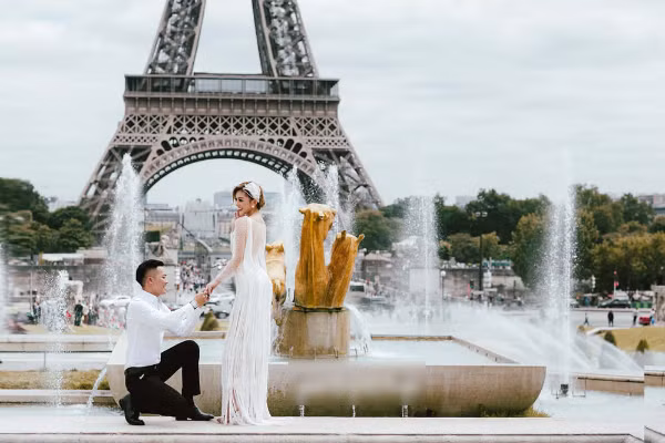 Có thể thấy, bộ ảnh cưới của Trang Nemo được đầu tư vô cung chỉn chu. Bối cảnh được lấy từ những địa điểm nổi tiếng hàng đầu trên thế giới trải dài từ Paris (Pháp) đến Hy Lạp.