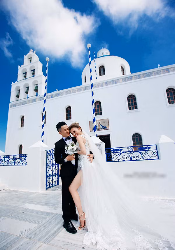 Khán giả dành khá nhiều lời khen ngợi cho bộ ảnh cưới của Trang Nemo. Trong ảnh, nàng hot girl có nhan sắc vô cùng xinh đẹp và vóc dáng nuột nà cùng những kiểu tạo dáng khoe đường cong nóng bỏng của mình.