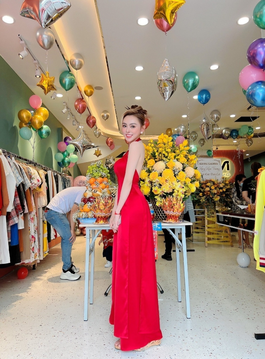 "Trời, thần thái đỉnh quá vậy, nhan sắc Trang Nemo trong bộ ảnh này cũng xinh hơn hẳn nữa" hay "Công nhận ảnh cưới này xinh lắm, thần thái không kém người mẫu luôn"... là những bình luận mà netizen để lại dưới những bức ảnh cưới của Trang Nemo.