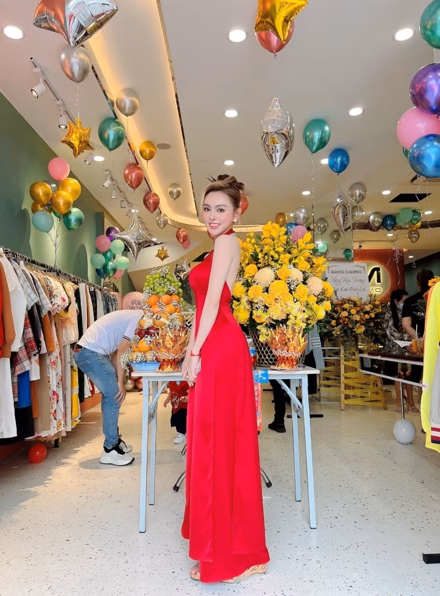 "Trời, thần thái đỉnh quá vậy, nhan sắc Trang Nemo trong bộ ảnh này cũng xinh hơn hẳn nữa" hay "Công nhận ảnh cưới này xinh lắm, thần thái không kém người mẫu luôn"... là những bình luận mà netizen để lại dưới những bức ảnh cưới của Trang Nemo.