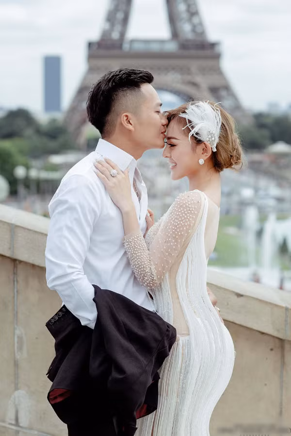 Gần đây, những bức ảnh cưới của hot girl Trang Nemo và ông xã cũng bất ngờ hot trở lại.