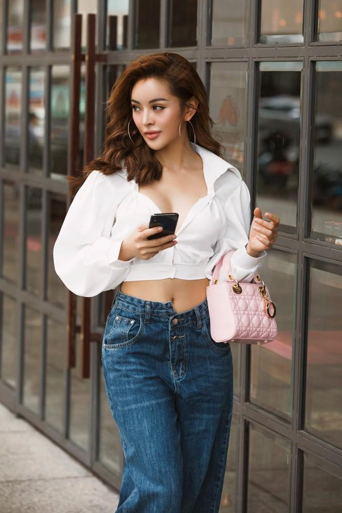 Bên cạnh đó, nhan sắc của Trang Nemo được dân mạng đánh giá là đúng chuẩn với một hot girl mà mọi người vẫn hay gọi. Bản thân cô nàng cũng từng thừa nhận rằng nhan sắc của cô đã có sự can thiệp "dao kéo".