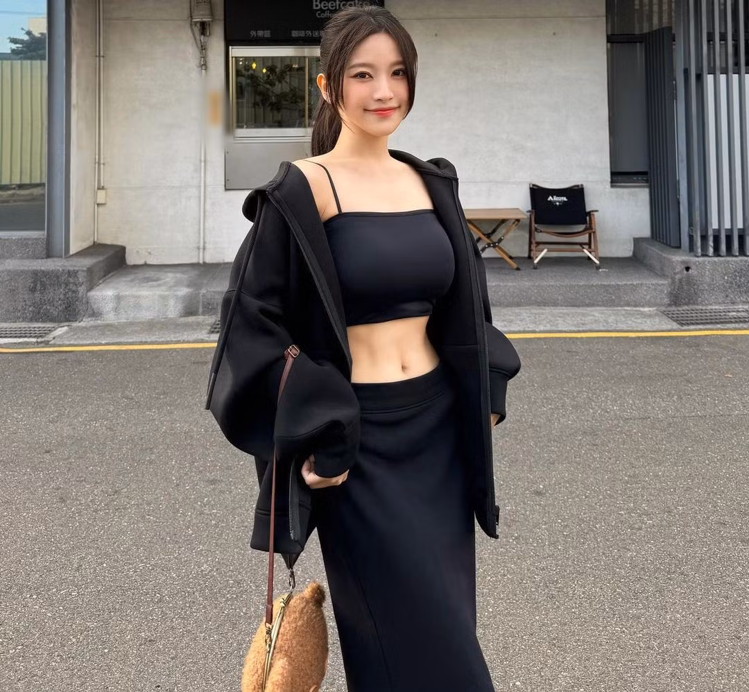 Hầu hết trang phục của Tsai Jui-hsueh đều giúp cô khoe ra được những đường nét đẹp nhất của body như eo, thân hình cân đối cùng làn da trắng mịn. Người đẹp cũng tạo được nhiều thiện cảm với cư dân mạng nhờ lối trang điểm nhẹ nhàng cùng mái tóc đen dài.