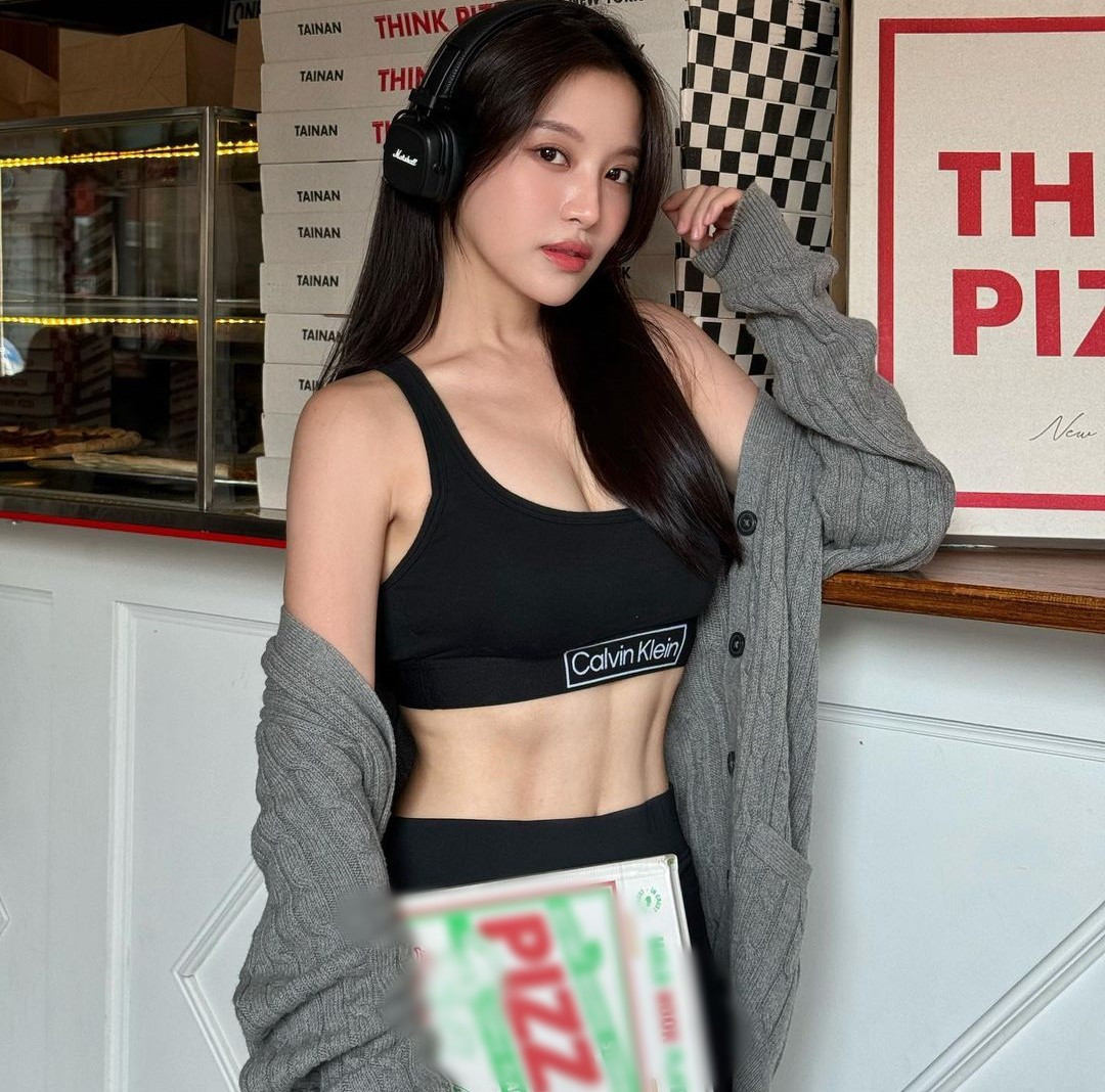 Vòng eo thon gọn, lộ rõ cơ bụng giúp Tsai Jui-hsueh tự tin hơn khi diện các trang phục khoe dáng. Tuy chỉ cao 1m53, nặng 41kg, song nhờ khả năng phối đồ và body đẹp, cô luôn nổi bật.
