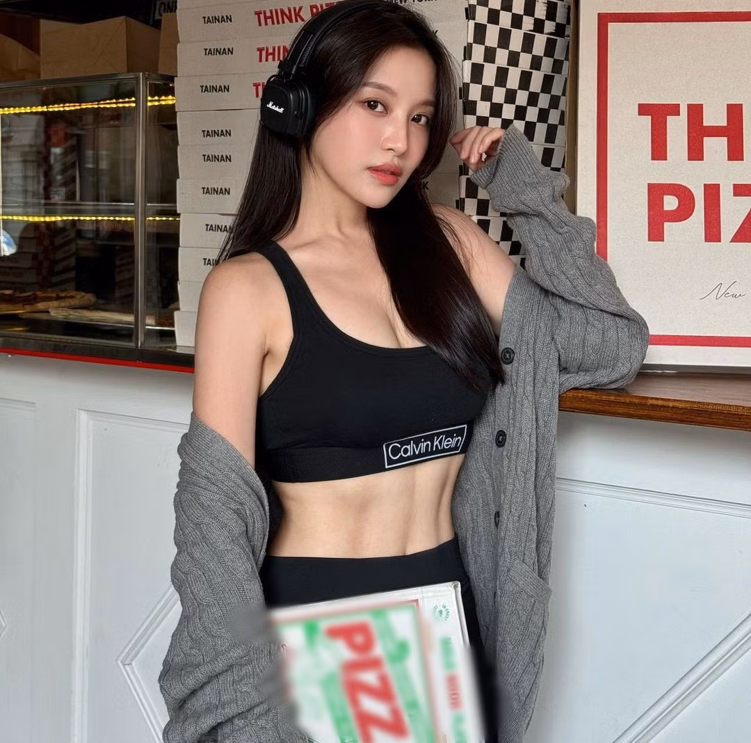 Vòng eo thon gọn, lộ rõ cơ bụng giúp Tsai Jui-hsueh tự tin hơn khi diện các trang phục khoe dáng. Tuy chỉ cao 1m53, nặng 41kg, song nhờ khả năng phối đồ và body đẹp, cô luôn nổi bật.
