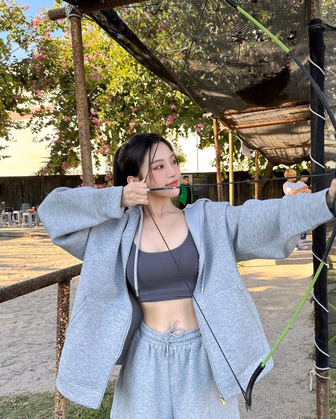 Mới đây, trên trang Instagram cá nhân, Tsai Jui-hsueh gây chú ý khi chia sẻ hình ảnh đi bắn cung. Cô diện trang phục đơn giản, thoải mái, song vẫn nổi bật với phần cơ bụng số 11 săn chắc cùng làn da trắng mịn.