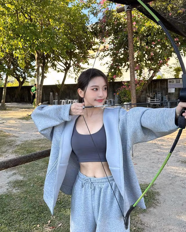 Tsai Jui-hsueh trang điểm nhẹ nhàng, buộc tóc cao và đi giày thể thao.