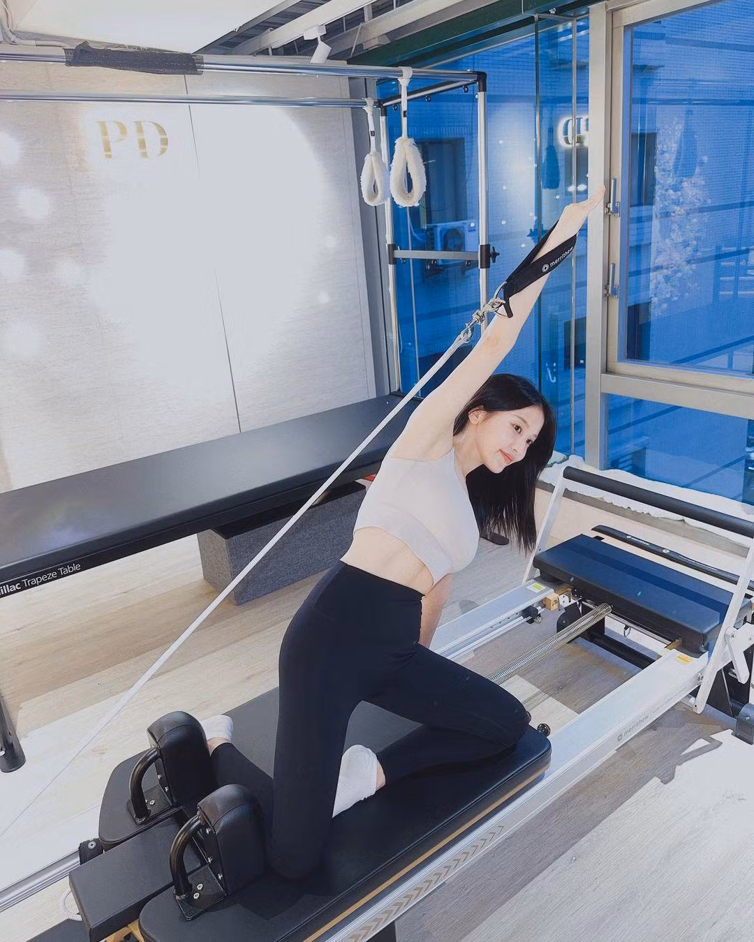 "Nàng tiên ở đâu mà xinh đẹp, ngọt ngào đến vậy", ''Hãy nhìn cô ấy đi, vóc dáng trong mơ, cơ bụng 11 số lộ rõ luôn đó'', ''Xin bí quyết tập luyện nào cô nàng bắn cung xinh đẹp ơi'', ''Đâu cần mặc hở hang gì khi bạn đã có vóc dáng khó ai sánh bằng'',... là những bình luận của cư dân mạng.