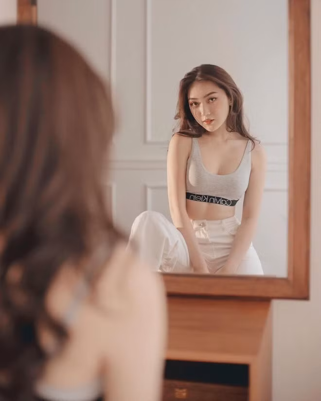 Tiểu thư lâu đài trắng Chloe Nguyễn cũng tham chiến với những tấm ảnh nửa khỏe khoắn, nửa gợi cảm.