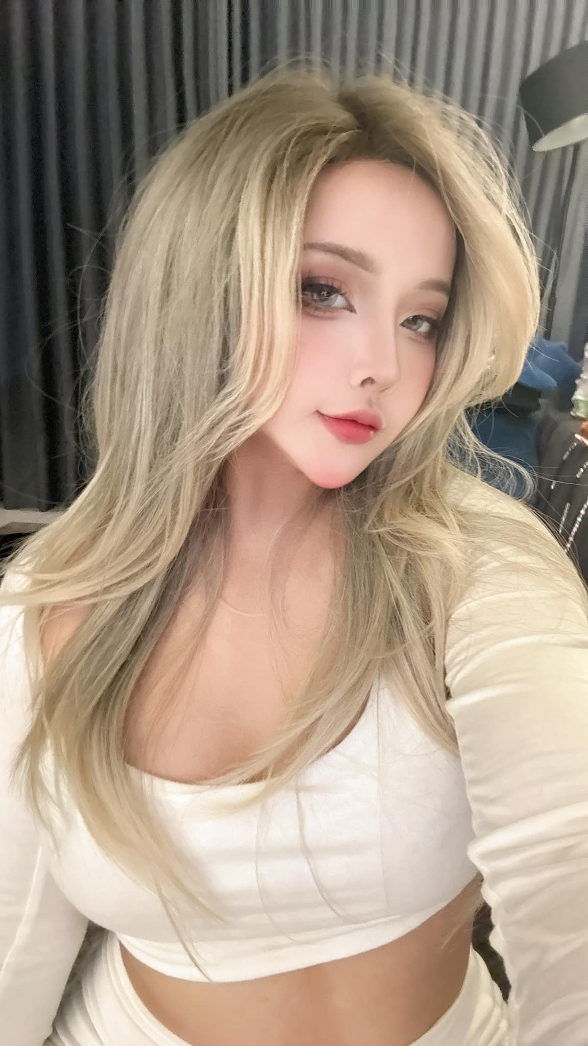 Điều khiến netizen đặc biệt quan tâm chính là khi nàng hot girl làng cosplay này rũ bỏ lớp hóa trang, trở về với đời thường thì nữ coser vẫn nhận được lượng tương tác khổng lồ.