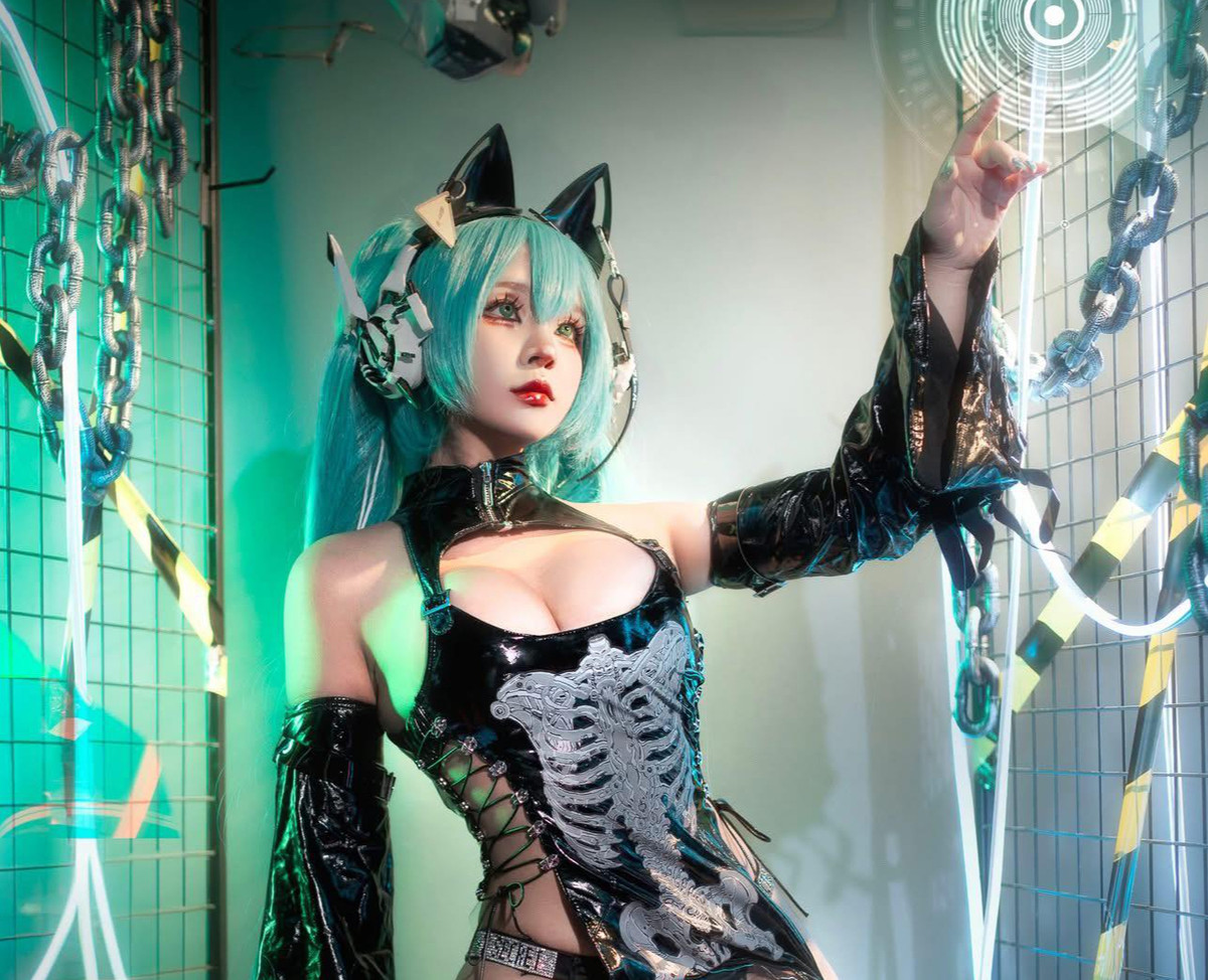 Không chỉ nổi bật khi hóa thân vào các nhân vật anime, game đình đám, Huỳnh Thảo còn gây chú ý bởi diện mạo đời thường không hề kém cạnh – xinh đẹp, vừa sắc sảo, ngọt ngào, lại cực thần thái.